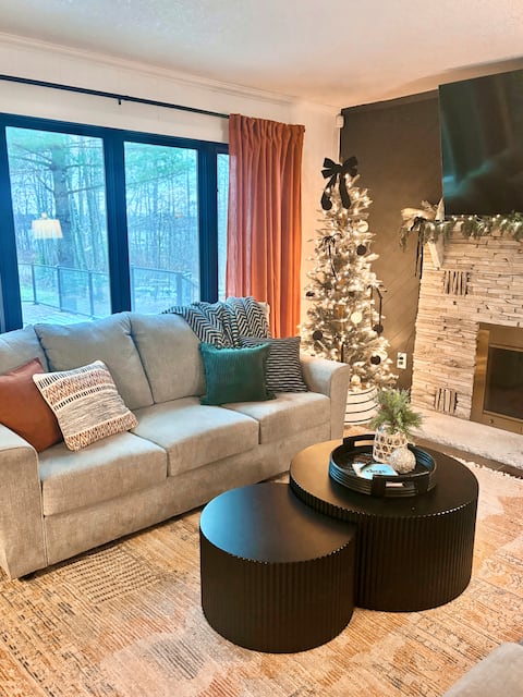 Cozy Family Friendly Lakefront Home w/hot tub