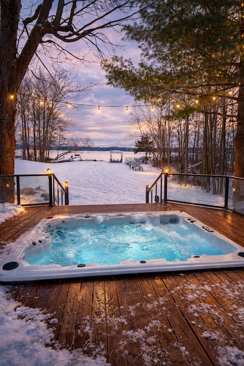 Cozy Family Friendly Lakefront Home w/hot tub