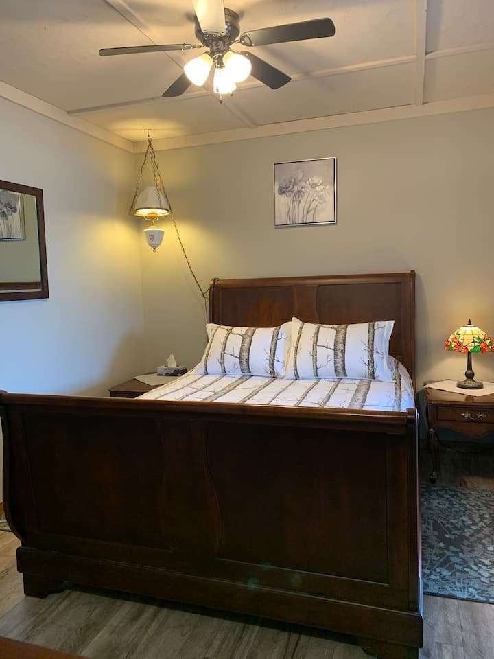 סוויטת ווסט קווין המשקיפה על הרי לורנטיאן ועל נהר אוטווה העליון!