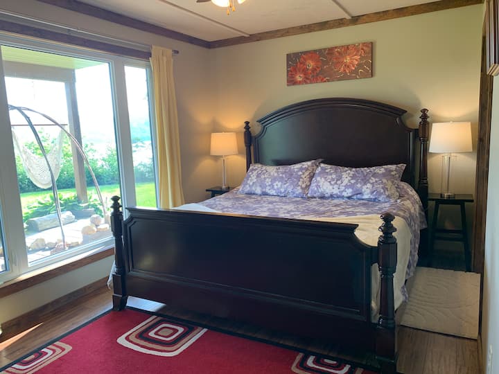 סוויטת איסט קינג המשקיפה על הרי לורנטיאן ועל נהר אוטווה העליון. 