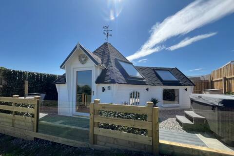 A luxurious, private cabin with sea view & hot tub