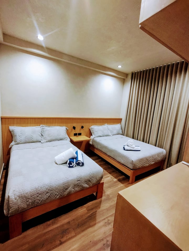 "חדר שינה משני נעים עם שתי מיטות כפולות. יש בו ארון מרווח לחפצים שלכם, וחלון גדול שמציף את החלל באור טבעי, ויוצר סביבה מושלמת למנוחה ."