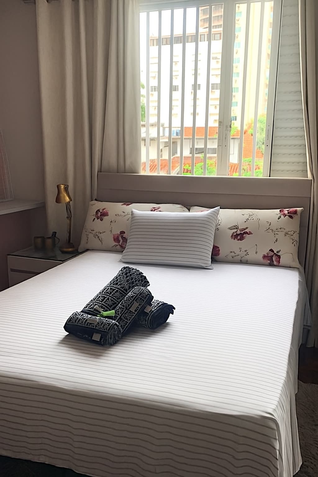 Queen ‑ ის საწოლი პრემიუმ-კლასის მატრასითა და ბუდდეიერის თეთრეულით. Მშვიდი, ვენტილირებადი ოთახი ბუნებრივი სინათლითა და უშუქობით. Სრული კომფორტი იპანემაში, პლაჟთან ახლოს, იდეალურია ხარისხიანი დასვენებისთვის, დახვეწილობისა და კეთილდღეობისთვის.
