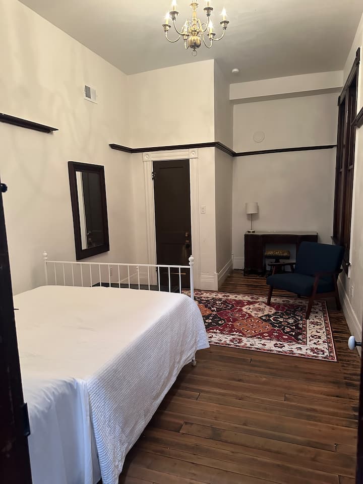 Брачен кревет (широк 150-179 см) и мало биро. 