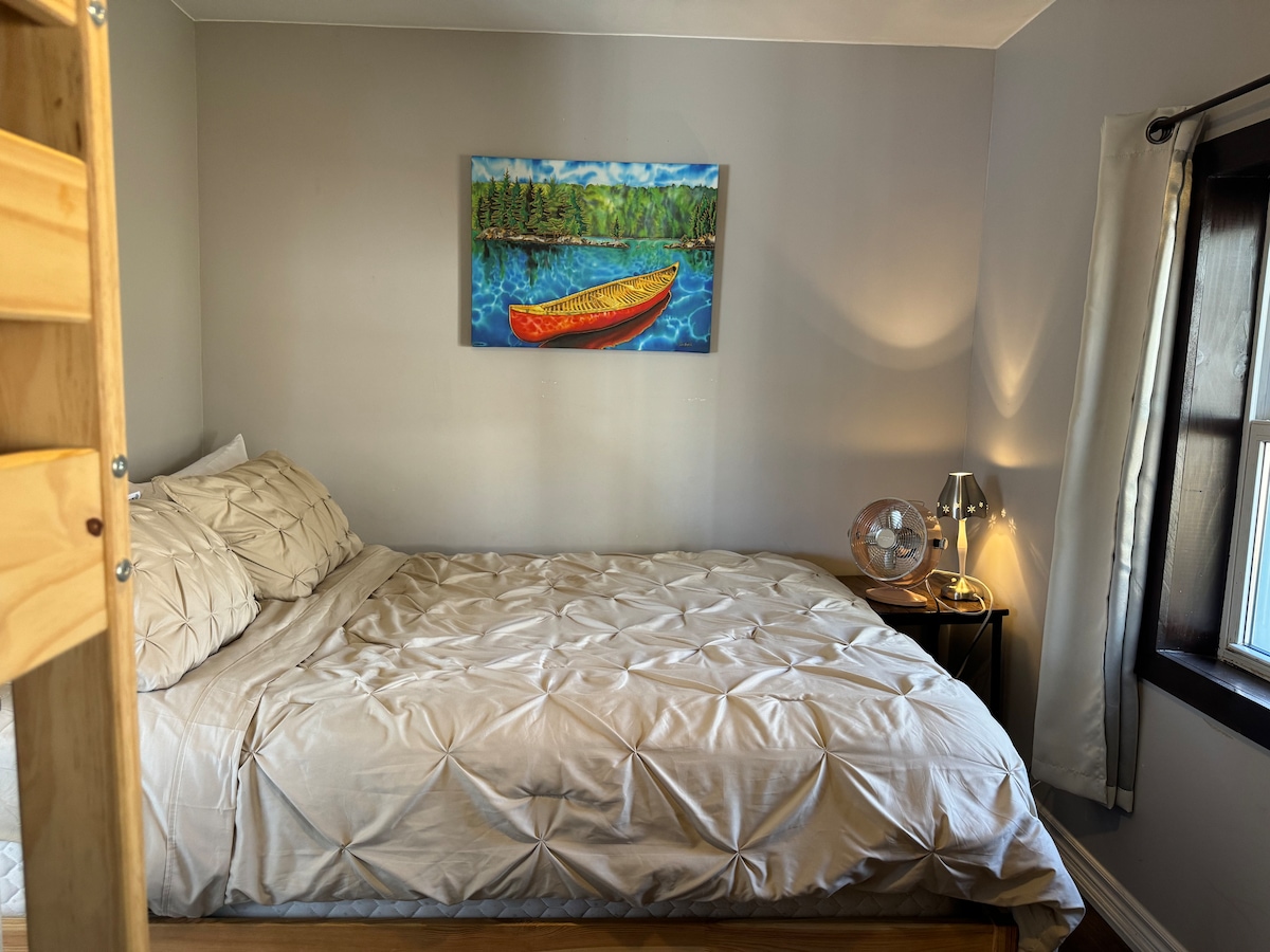 Arti mbi këtë krevat titullohet "Algonquin Park Canada - Red Canoe" nga Daniel Jean-Baptiste. 

Kjo dhomë gjumi është e përkryer për deri në 4 persona. Ka një krevat dopio "queen" dhe një grup krevatësh marinarë. Ekziston edhe një TV dhe DVD player. 