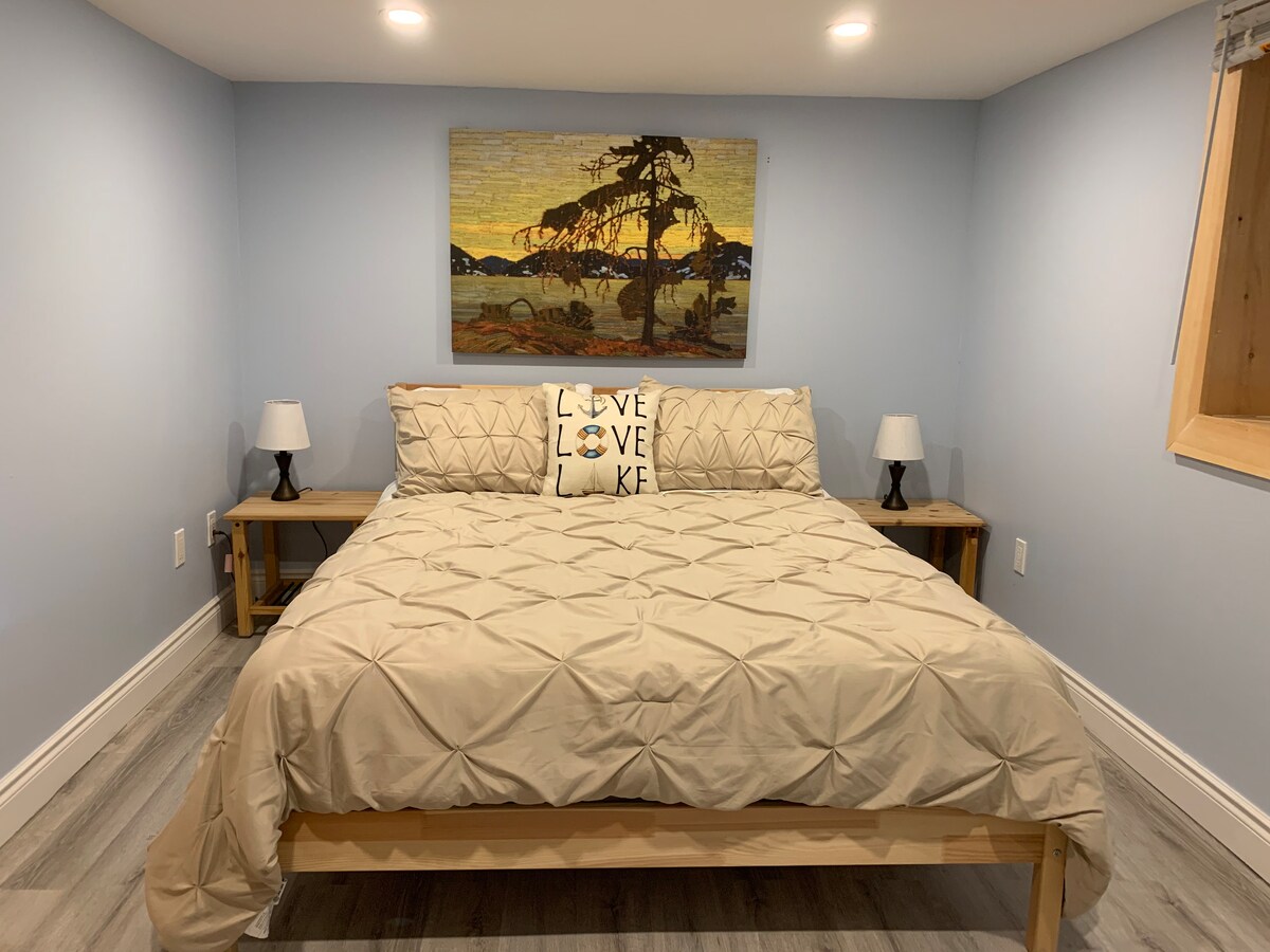 Arti mbi këtë krevat është "The Jack Pine" i Tom Thomson, i cili është një përfaqësim i fuqishëm i peizazhit të Kanadasë që shfaq bukurinë e thyer të Veriut të Kanadasë. “Jack Pine” u pikturua në vitin 1916 në Algonquin Park.
