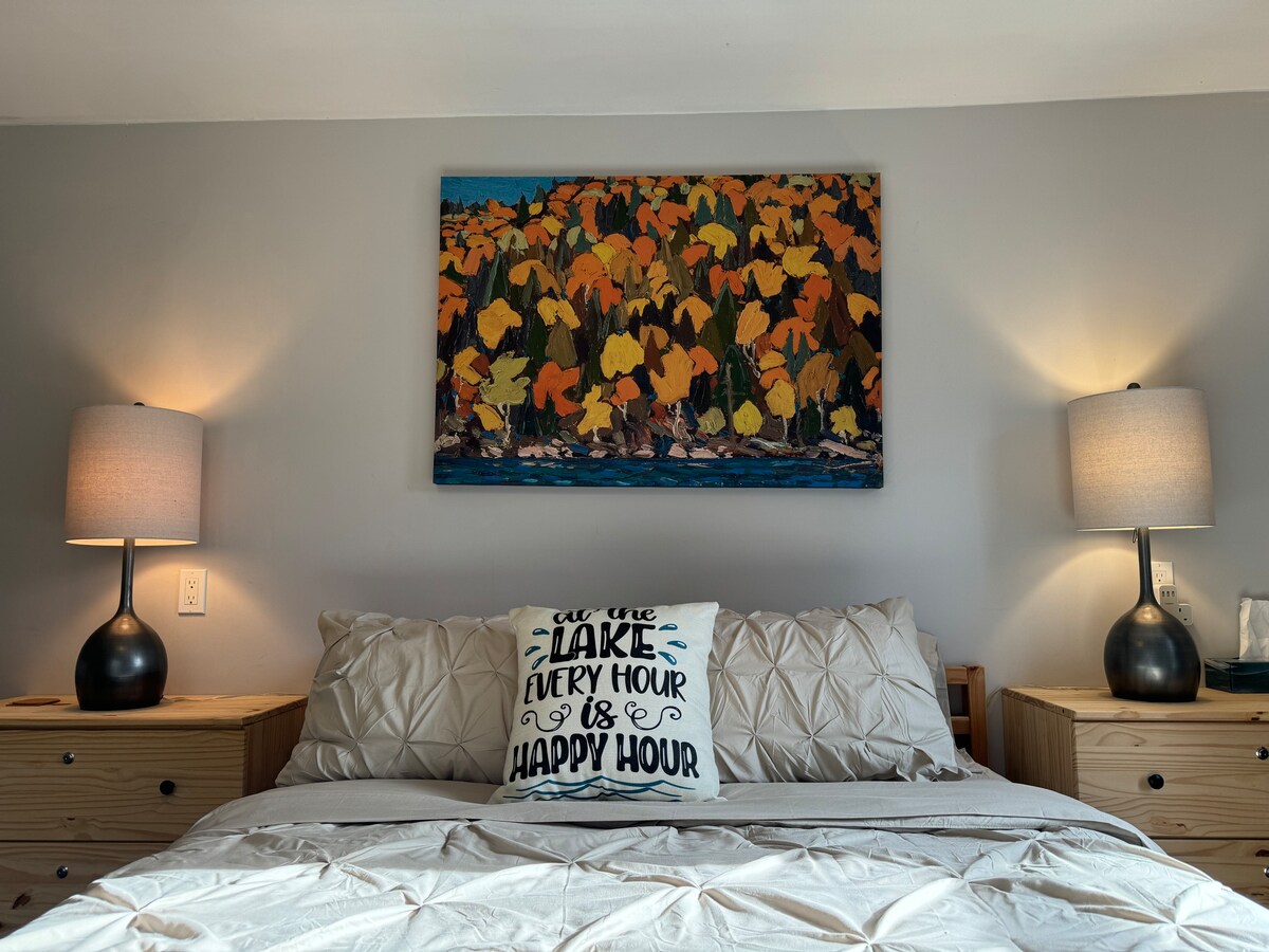 Dhoma kryesore e gjumit është e gjerë dhe ka dy dritare që ofrojnë dritë të bollshme. 

Piktura mbi këtë krevat është “Gjethja e vjeshtës” e Tom Thomson që besohet të jetë pikturuar në Algonquin Park në vitin 1915.