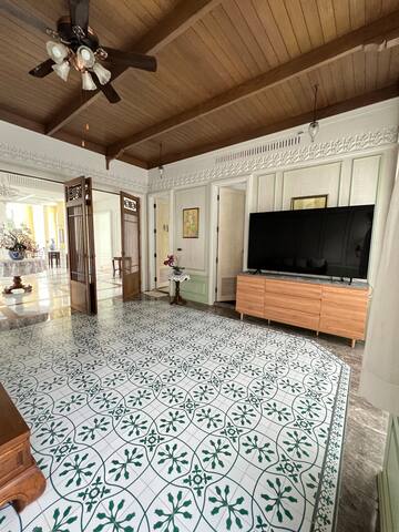 คฤหาส์ตกแต่งสไตล์ย้อนยุค ถ่ายทำละคร บ้านตากอากาศร่มรื่น gallery image 3