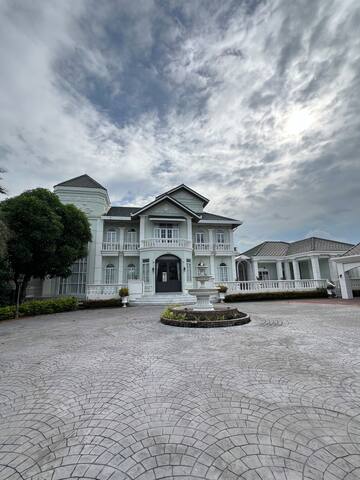 คฤหาส์ตกแต่งสไตล์ย้อนยุค ถ่ายทำละคร บ้านตากอากาศร่มรื่น gallery image 2