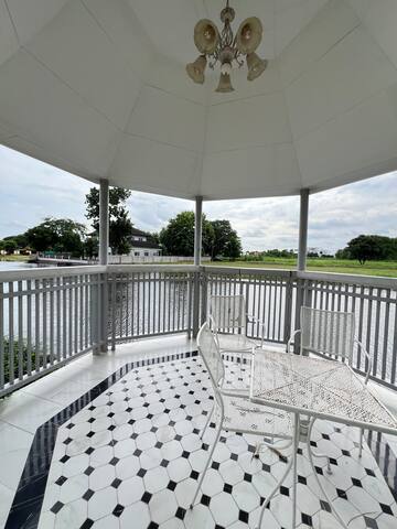 คฤหาส์ตกแต่งสไตล์ย้อนยุค ถ่ายทำละคร บ้านตากอากาศร่มรื่น gallery image 5