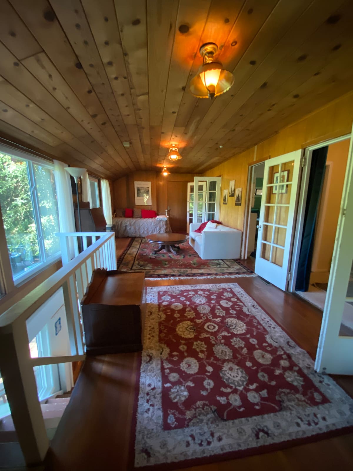 Grande chambre bonus avec double lit gigogne, causeuse, une grande table de jeu ronde avec une grande sélection de puzzles de jeux et de fournitures artistiques pour tous les âges