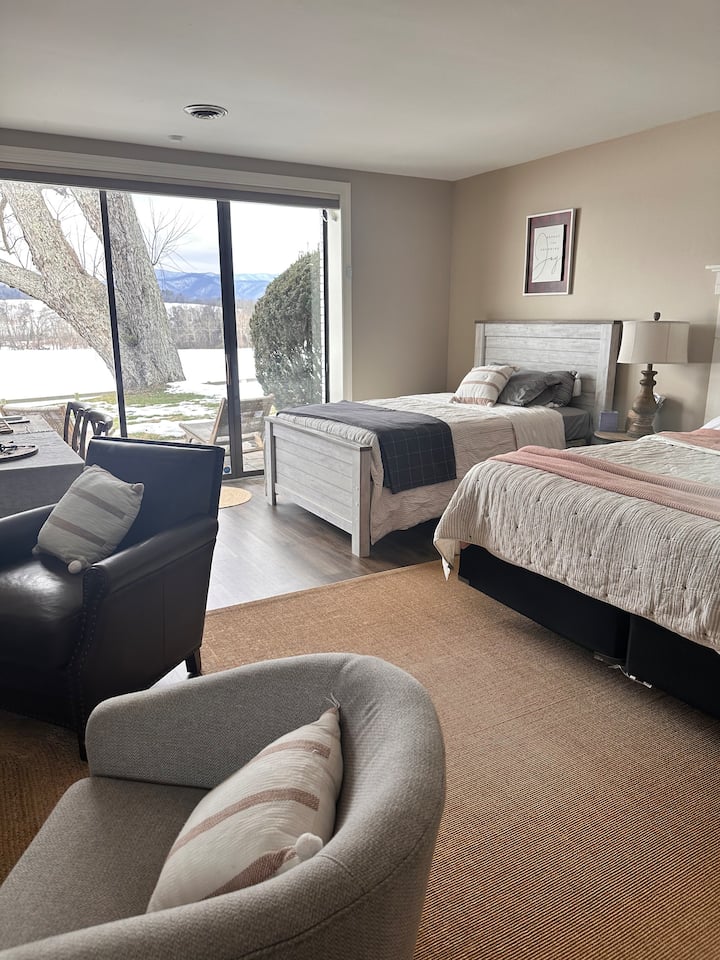 寝室4 -下階。キングサイズベッド1台、クイーンサイズベッド1台、暖炉とテレビの前に快適な座席。  パティオのガラスのドアから美しい景色を眺めることができます！