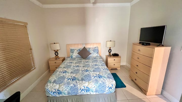 Спалня 2, с работно бюро, самостоятелна баня и дрешник. Изглед към запад.