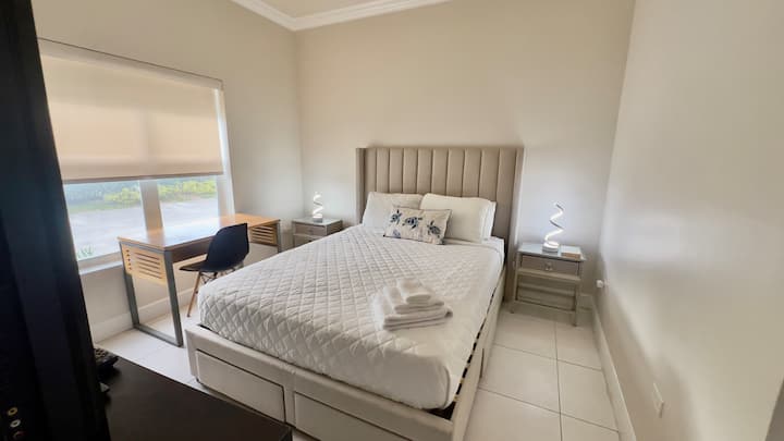 Спалня 3 с работно бюро, самостоятелна баня и дрешник. Изглед към запад.