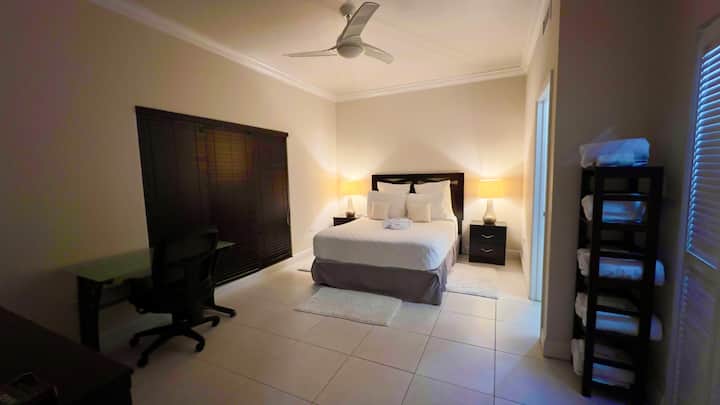 Основна спалня 1 с работно бюро, самостоятелна баня, дрешник. Директен изглед към лагуната.