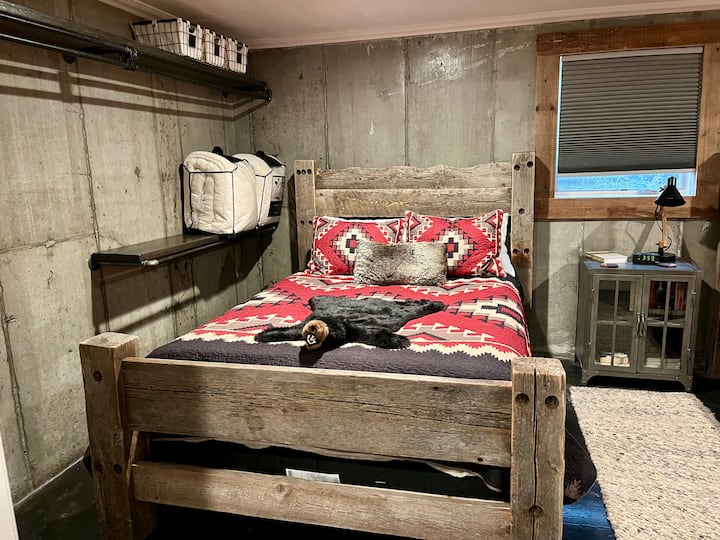 Საძინებელში ორი ორადგილიანი საწოლია. Ამ ოთახს აქვს დიდი ბეღლის კარები, რომ ის ცალკე დაიხუროს საცხოვრებელი სივრციდან. Ოთახში არის ტანსაცმლის დასაკიდი კარადა, ასევე, ღამის გასათევი სივრცე ორ საწოლს შორის.