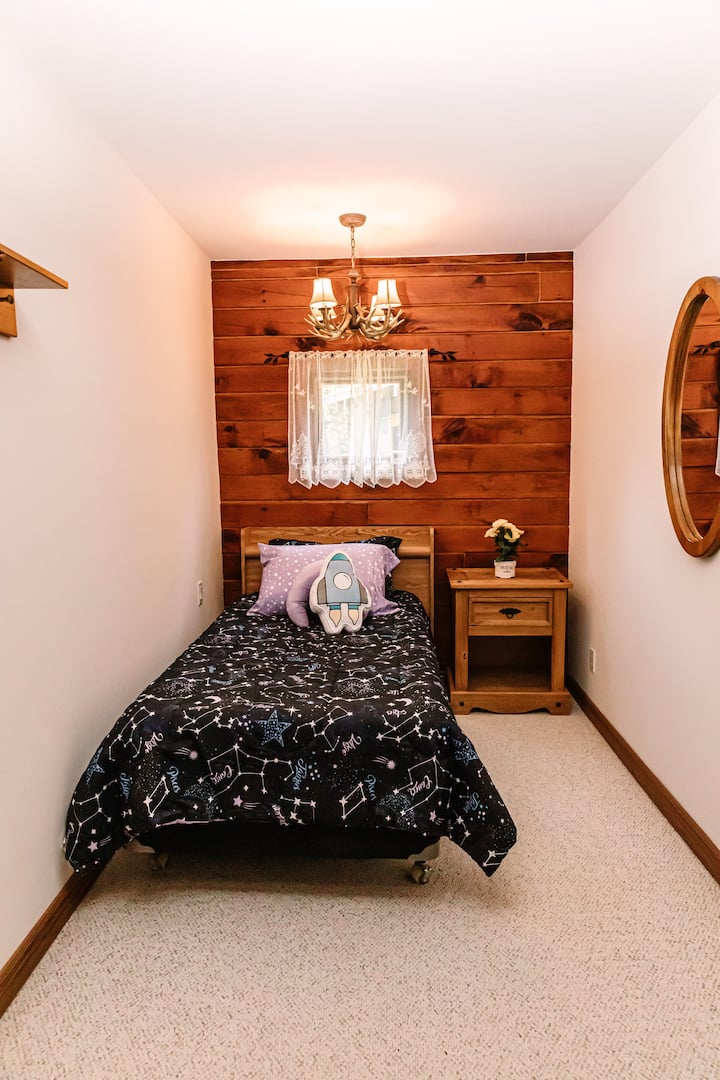 Cama individual en la planta principal. 
* Se proporcionan almohadas, sábanas y mantas 