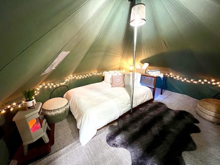 מקומות הלינה שלכם בגלמפינג כוללים מזרן דלוקס עם כרית פוסטורפדית בגודל קווין סייז, 4 כריות יוקרה, מצעי כותנה מצריים ושמיכה שופעת. יש גם תנור חימום עם תרמוסטט לנוחות נוספת. 