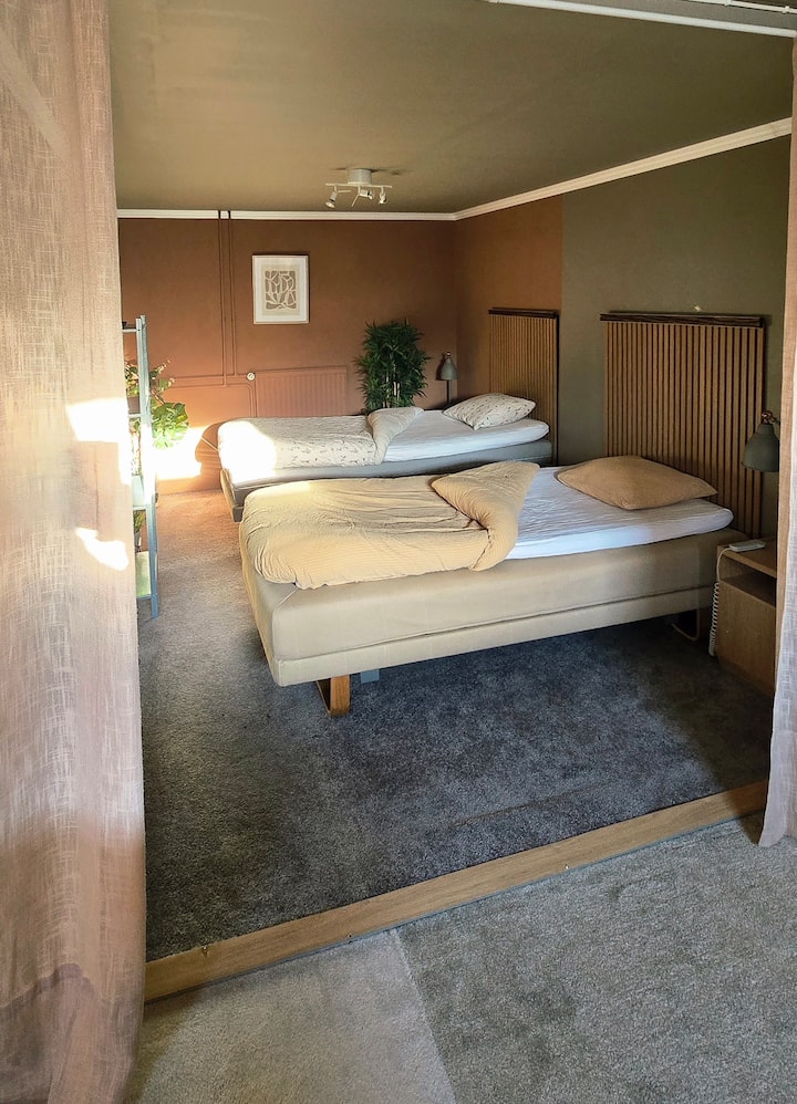 Quarto com duas camas ajustáveis e armazenamento.
