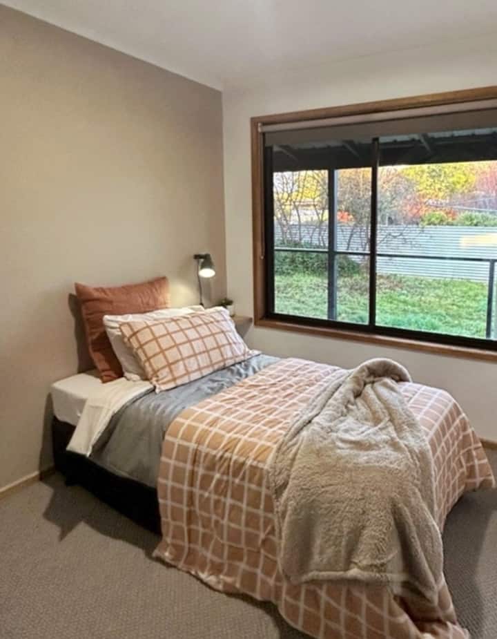 La luz de lectura, el estante junto a la cama y la manta eléctrica hacen de esta una habitación acogedora.