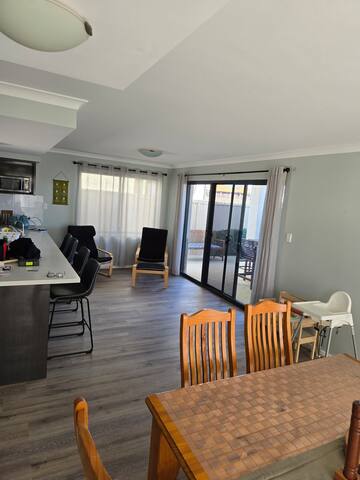 Seaviews-Looking for the ultimate coastal escape! gallery image 3