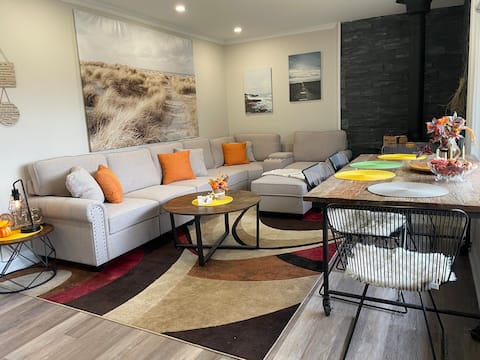 Top Airbnb: Familicious - cottage with Hot-Tub in Georgina