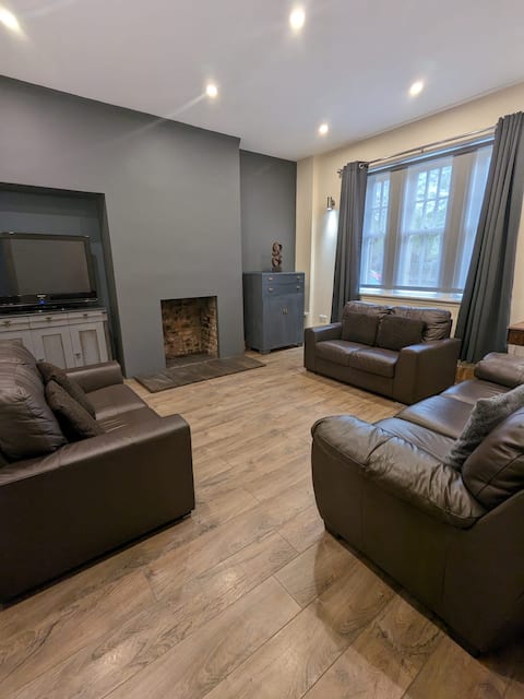 56 Bayhead, Stornoway. Sleep 10 7 Beds. 5 Ensuites