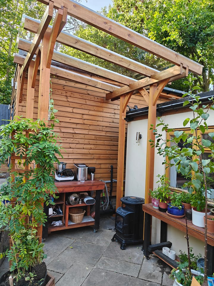 Canary Wharf London Garden Cabin Aircon Parking - London