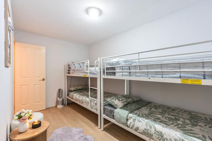 Собата во подрумот се претвори во простор за спиење. Вклучува 4 единечни кревета