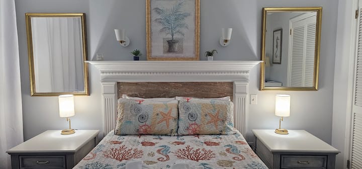 ¡Dormitorio recientemente actualizado, nuevas lámparas y nuevas mesitas de noche!