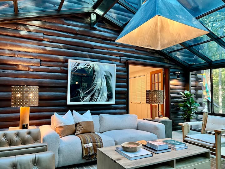 2 Stylish Cabins, 1 Stunning Property, 6 Guests - Eureka Springs, AR