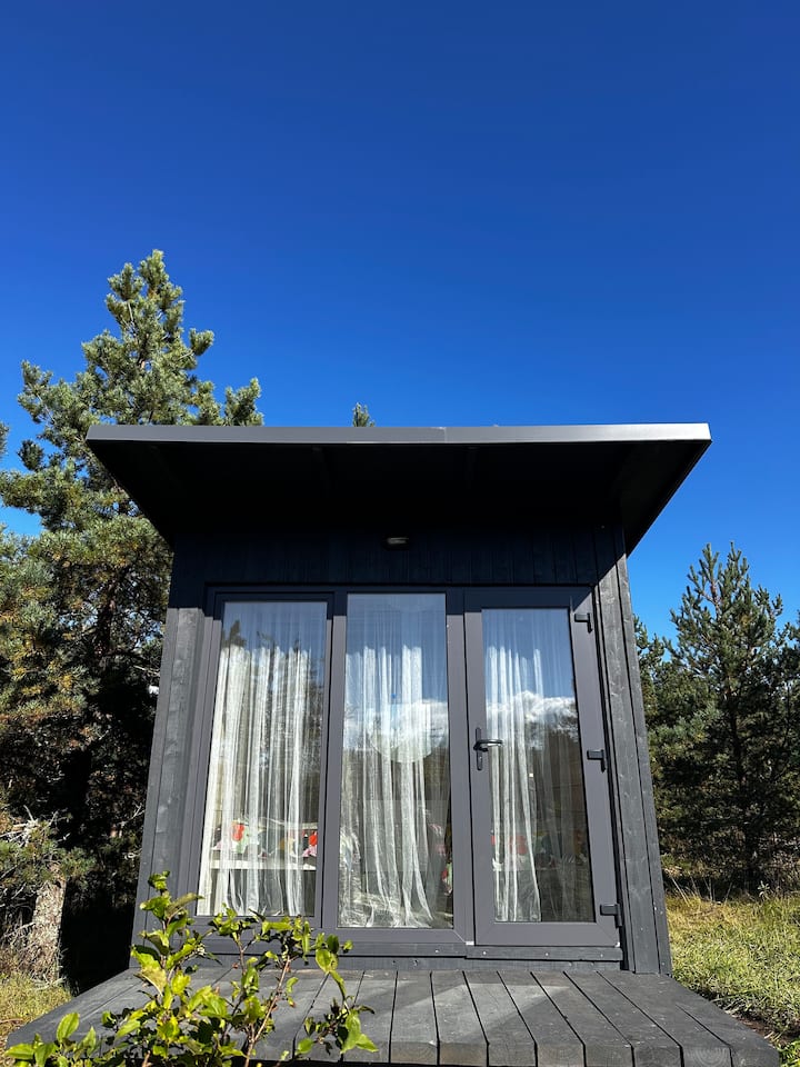 Cette chambre est séparée et située à quelques mètres de la maison résidentielle. Les toilettes et les installations de lavage sont dans la maison résidentielle.