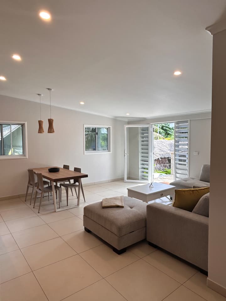 The Surf House Upstairs - New With Aircon - Port Vila