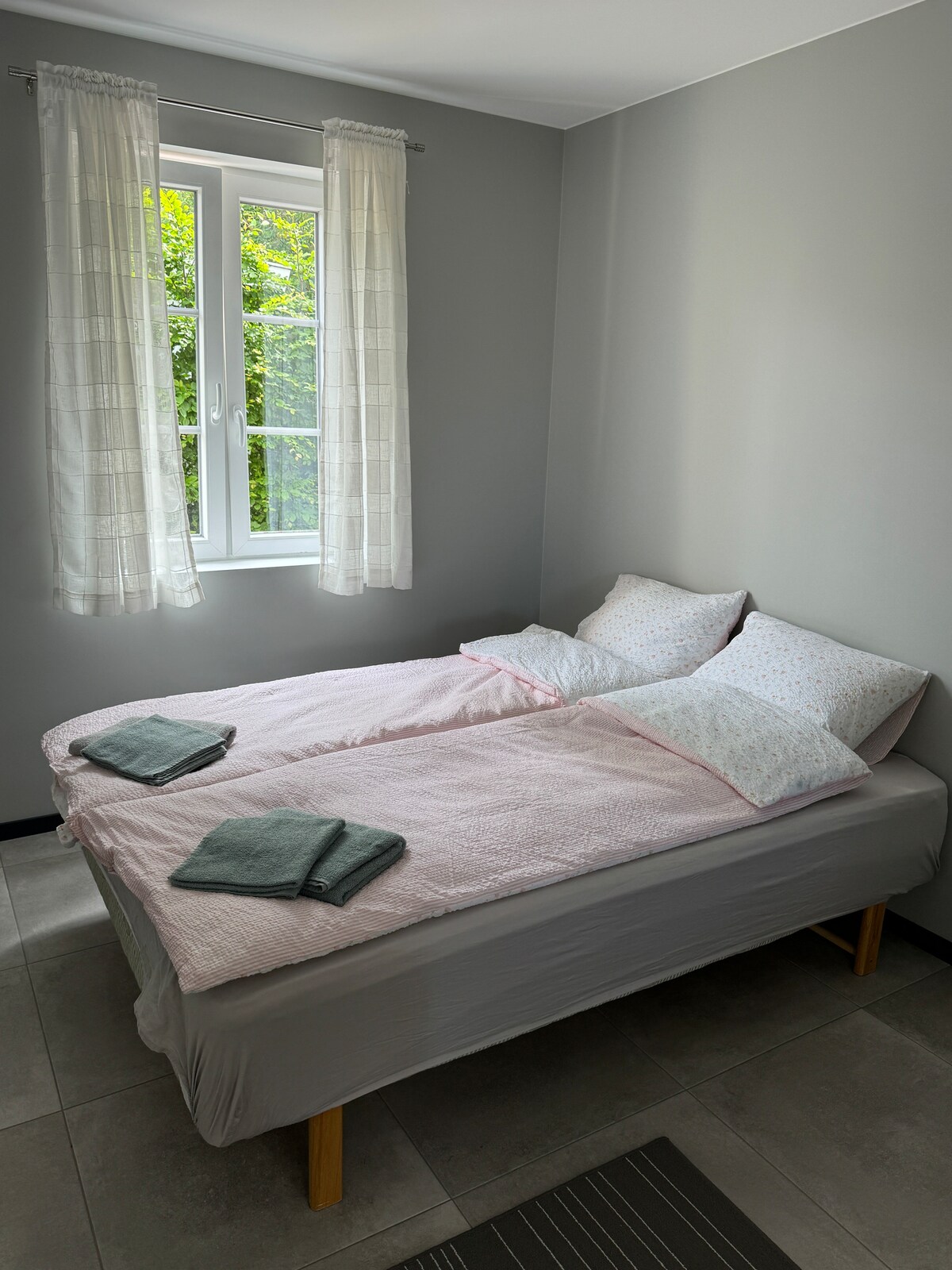 Kitanda cha watu wawili, sentimita 150 x 200. Chumba hicho kina kabati la kuhifadhia nguo.