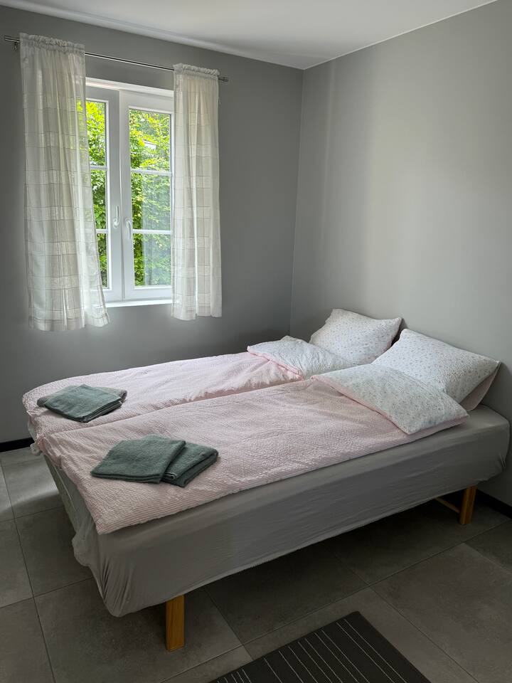 Cama doble, 150 x 200 cm. La habitación tiene una cómoda para guardar la ropa.