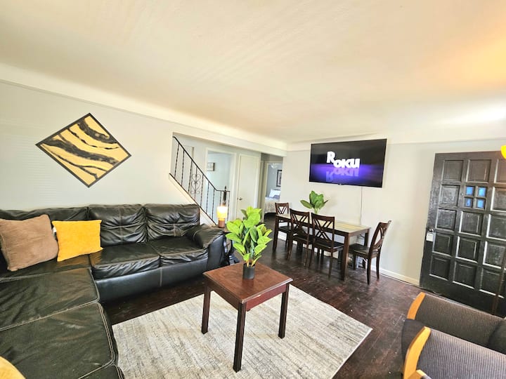 Área combinada de sala de estar /comedor con TV inteligente Roku de 65 pulgadas