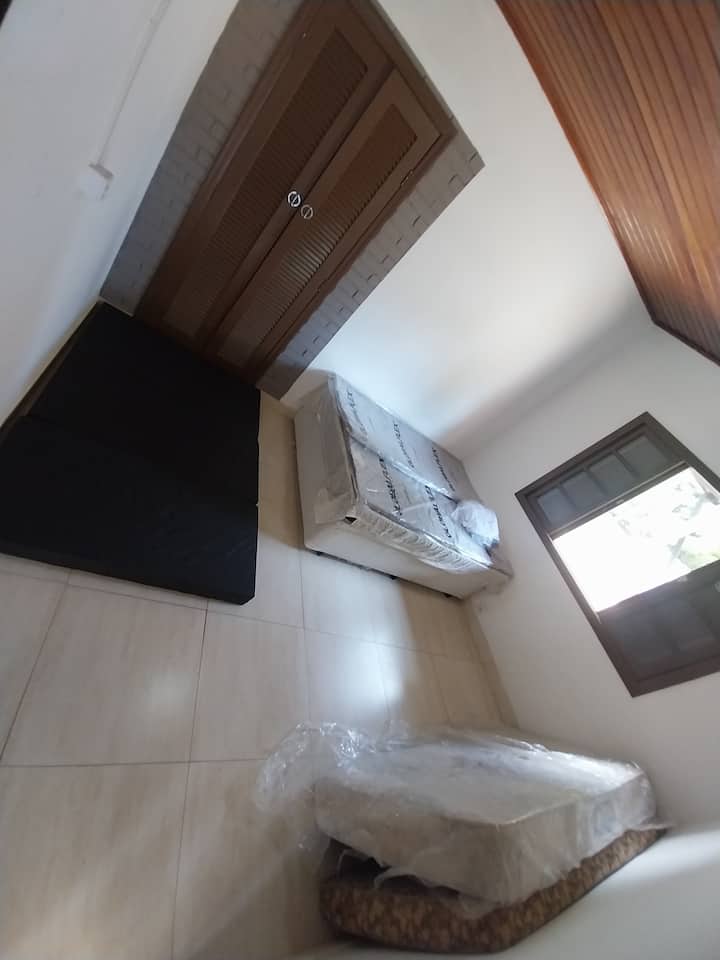 1 manželská posteľ + 1 nafukovací matrac s dvojitým matracom + 2 samostatné matrace + 2 matrace(ideálne pre deti)