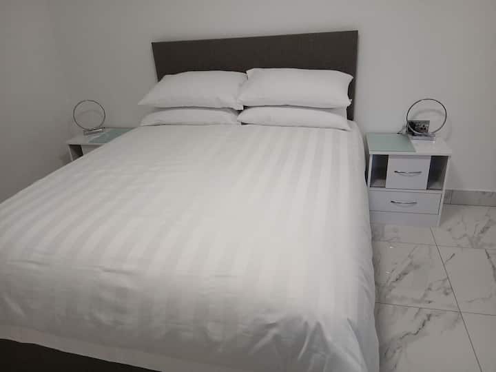 เตียงขนาดคิงไซส์พร้อมล็อคเกอร์ข้างเตียง 
