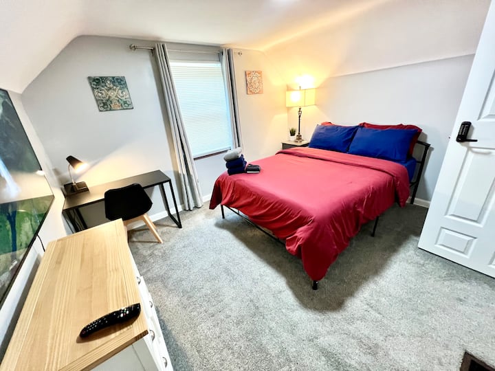 חדר מרווח עם טלוויזיה חכמה