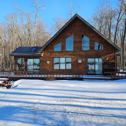 Private Lake Cabin.
Ski, Snowmobile,Fish or
RELAX!