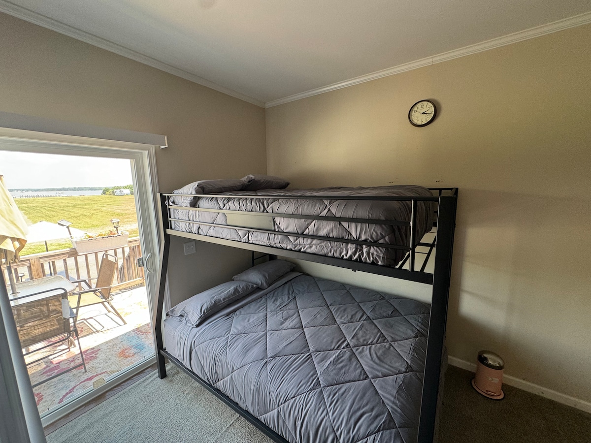 Poschodová posteľ zahŕňa 1 matrac veľkosti Queen a 1 matrac v plnej veľkosti. 