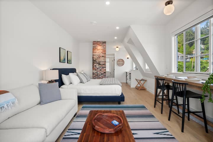 Brand New Oceanfront Mountain View Studio - Canadá