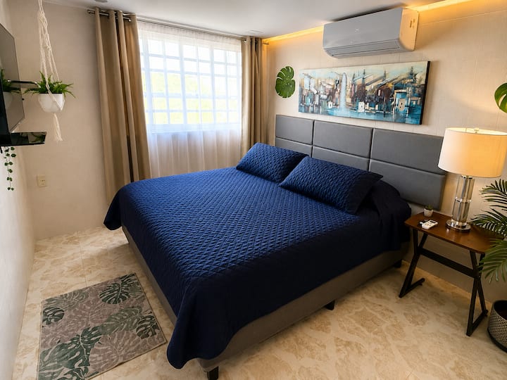 Odmorite se u svijetloj i elegantnoj spavaćoj sobi s velikim krevetom, klima-uređajem, toplom rasvjetom i tropskim detaljima. Privatan i udoban prostor, savršen za opuštanje nakon uživanja u Cancunu. ️✨