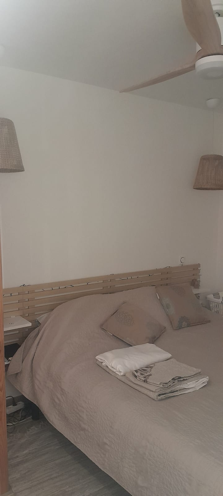 Საწოლი 160x200
Პლანშეტი თითოეული მხრიდან
Ორმაგი ფანჯარა
