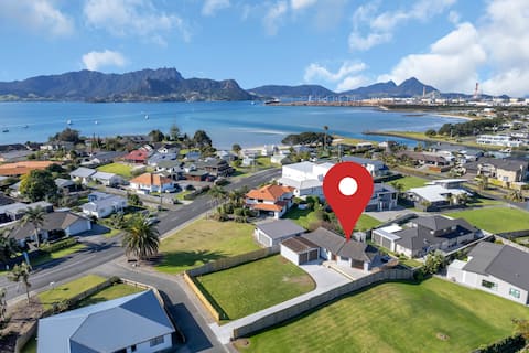 Family & Pet Fun: Pool table, hot tub, beach