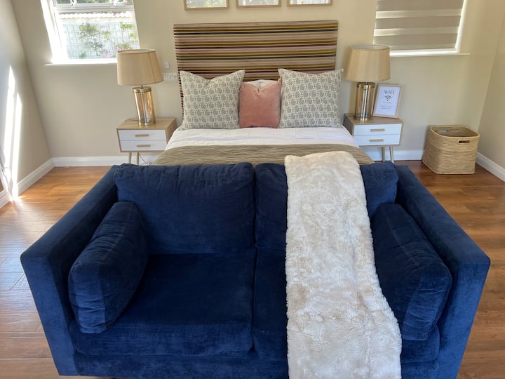 Elegant Studio And Tranquil Pool, Central Location - Guernesey