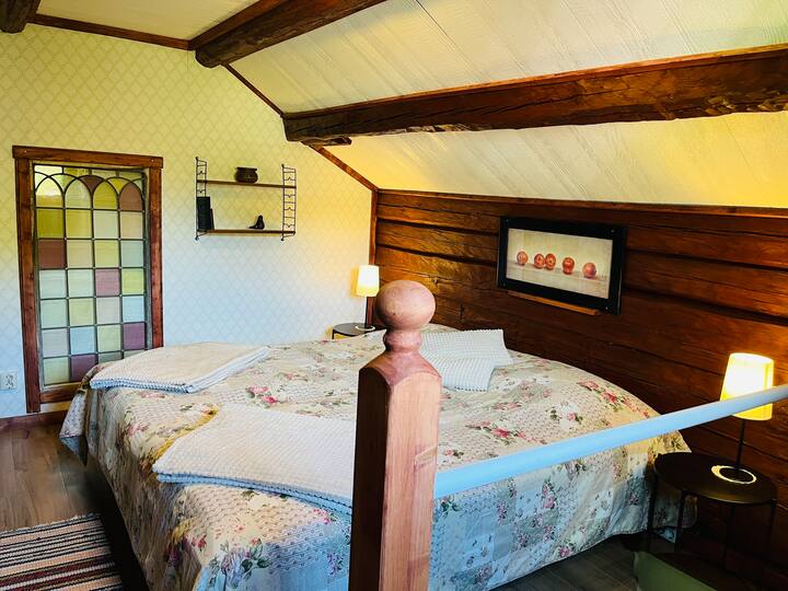 Две нощни шкафчета и две единични легла 200 x 90 см. Скрин, закачалки, два стола, библиотека и строител.