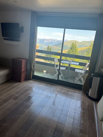 Entire home with 1 bedrooms in Bagneres De Luchon - Cocon lumineux au pied des pistes des Agudes