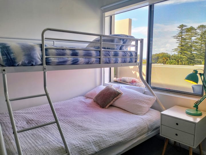 Подготвени за среќни лица кои спијат и празнична забава.