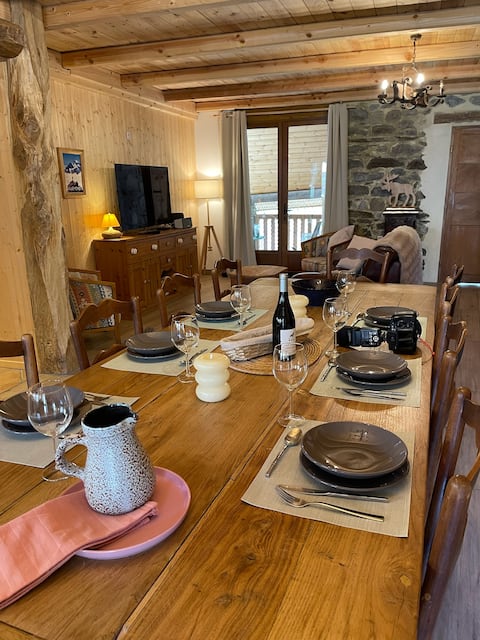Top Airbnb: Mountain Gîte Rose for Cycle & Ski sleeps 8 à Allemond